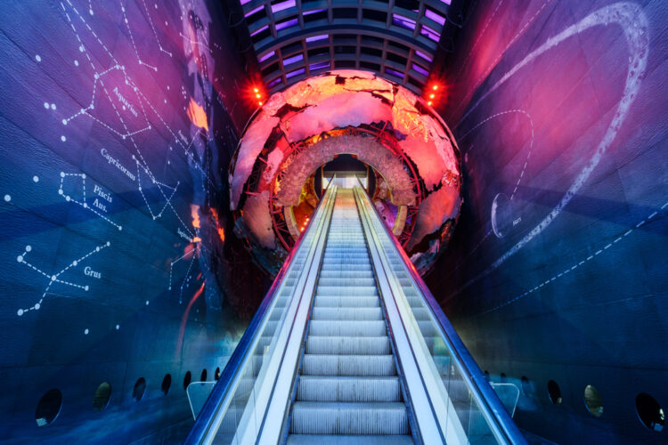 London,,England,-,August,23,2018,-,Red,Globe,Inside